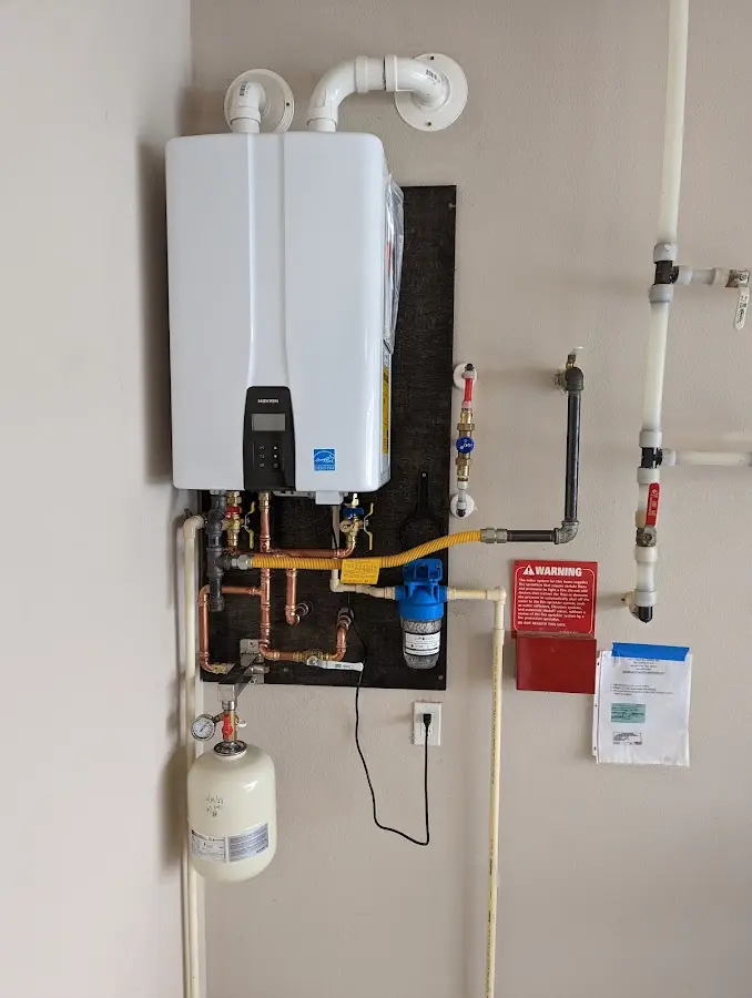 Professional plumber installing copper piping in a Hawaiian Ocean View home